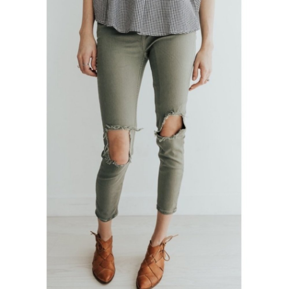 Free People Busted Knee Mid-rise Skinny Jeans in Moss 25 NWT